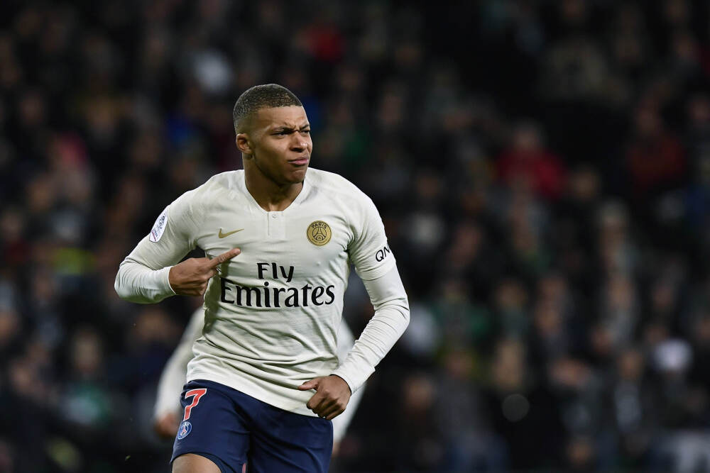 英国首相斯塔默戴上墨镜调侃马克龙，用法语说“你好”笑得停不下来